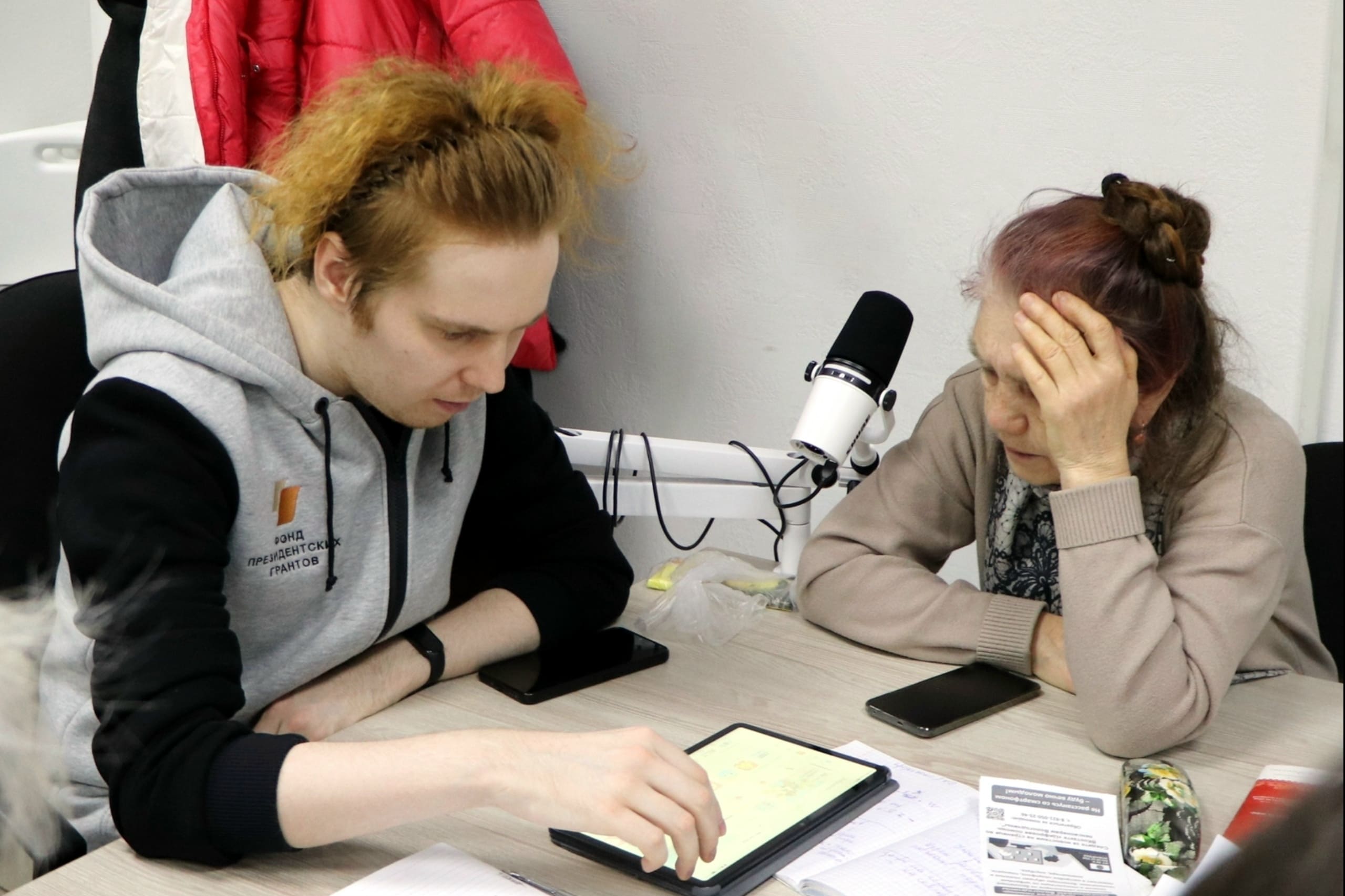 Максим Бондаренко в Добро.Центр Волбитик на занятии-консультации по цифровой грамоте